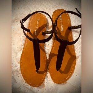 🖤 NEW Sun + Stone Black T-Strap Sandals with Tan Footbed